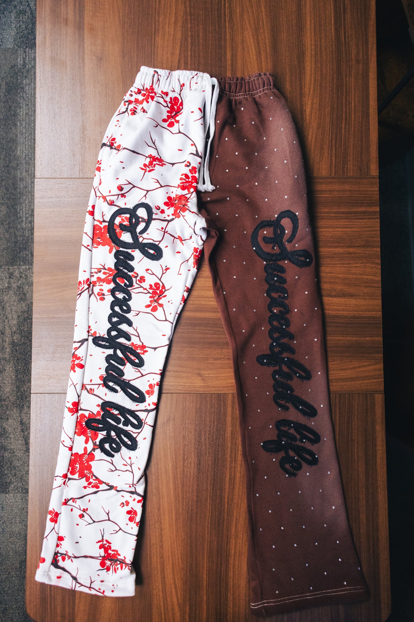 THE TWO-TONE RHINESTONES SUCCESSFUL LIFE VIOTET FLOWER JOGGER SET
